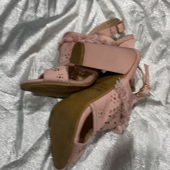 Shoes -M&L - Picture 5 of 8